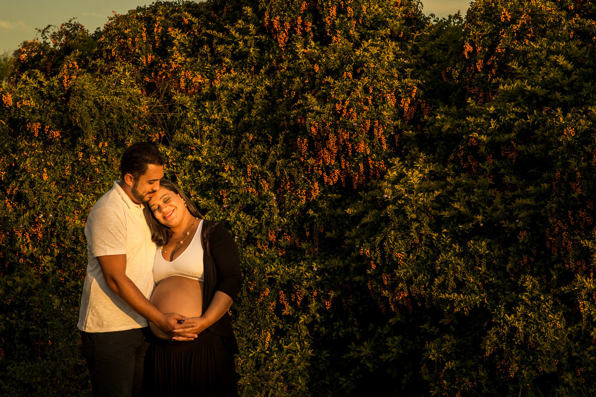 casal gestante juntos no parque vila lobos