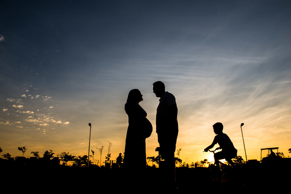 casal gestante juntos no parque vila lobos