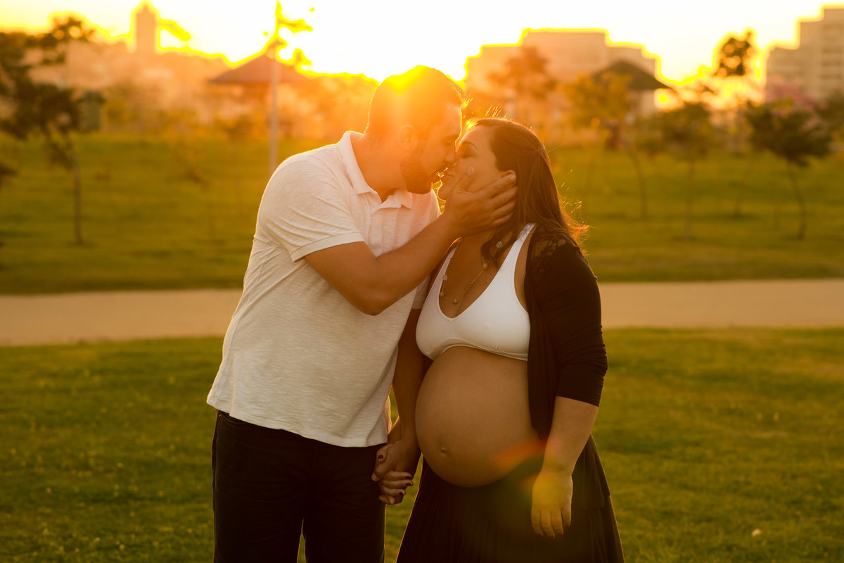 casal gestante juntos no parque vila lobos