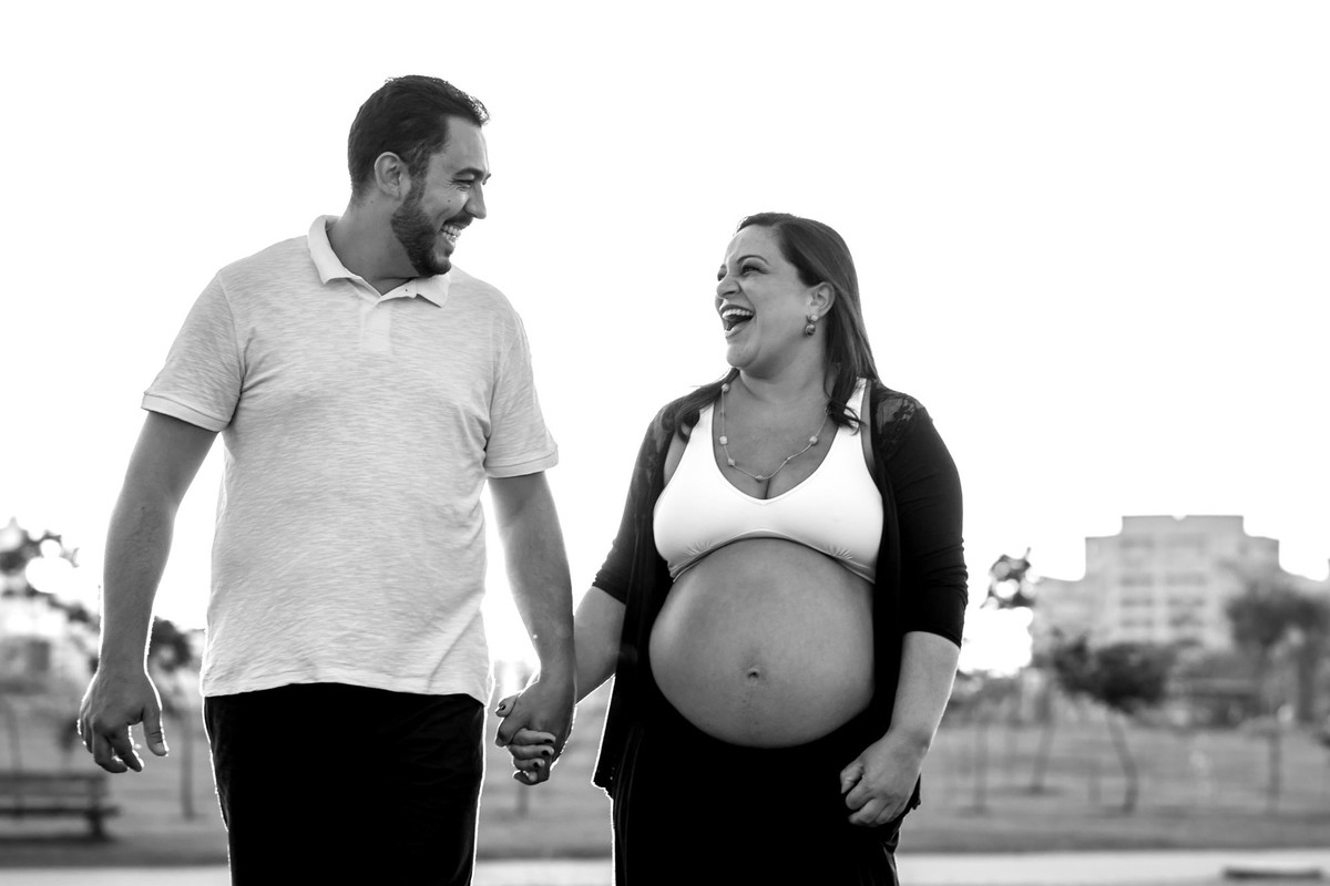 casal gestante juntos no parque vila lobos