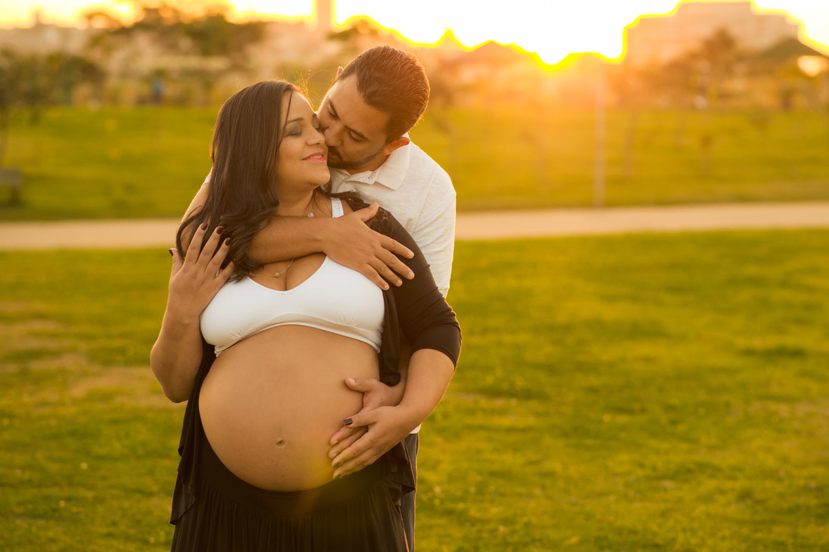 casal gestante juntos no parque vila lobos