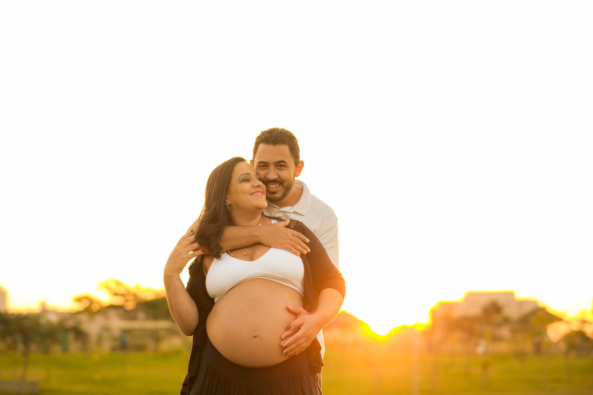 casal gestante juntos no parque vila lobos