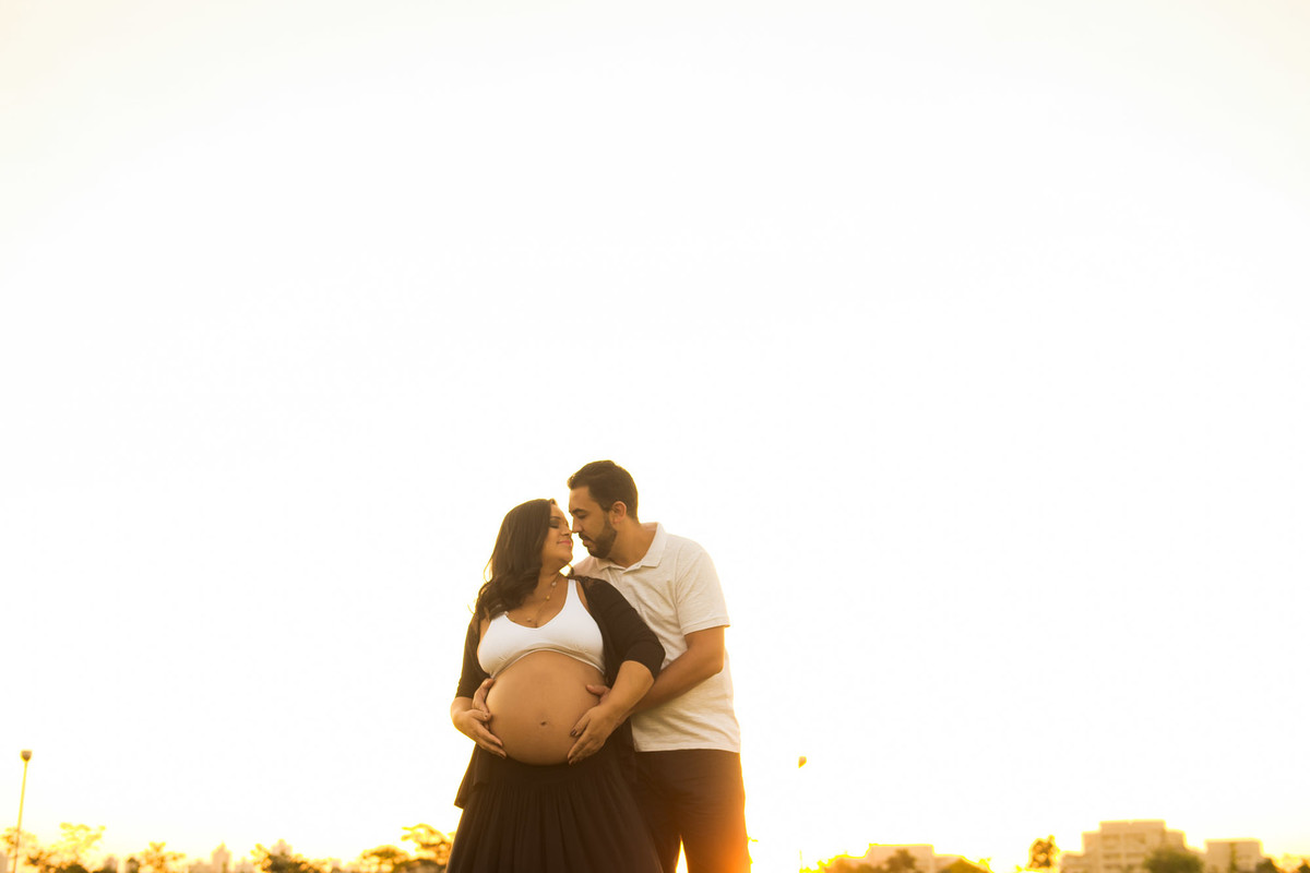 casal gestante juntos no parque vila lobos