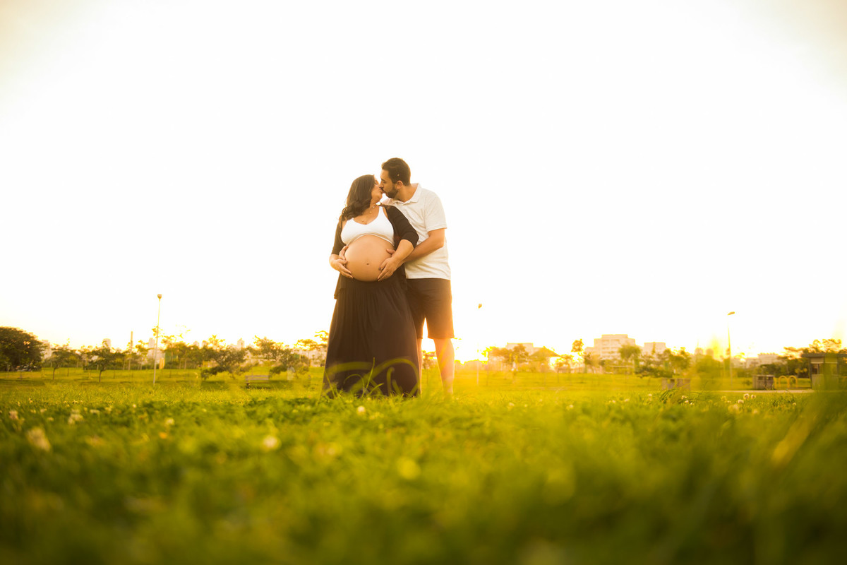casal gestante juntos no parque vila lobos