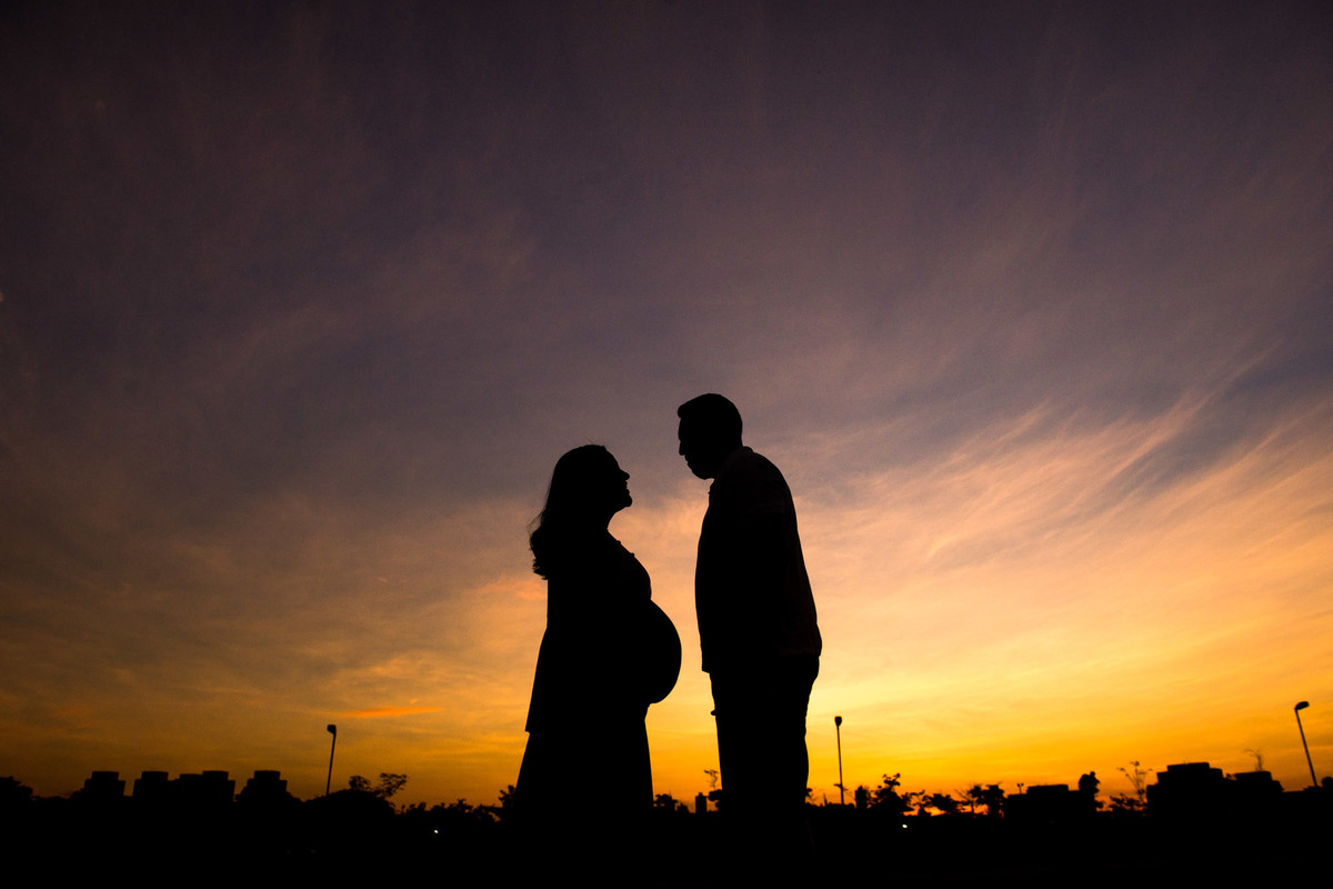 casal gestante juntos no parque vila lobos
