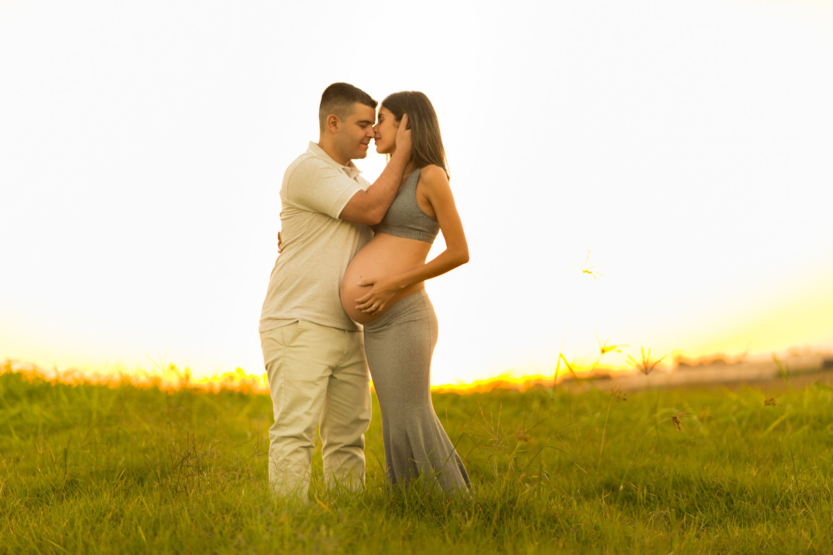 casal gestante com o por do sol em Holambra