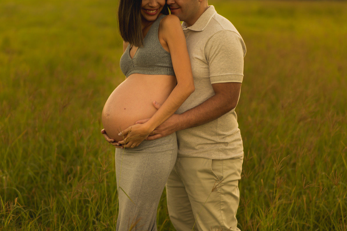 casal gestante com o por do sol em Holambra
