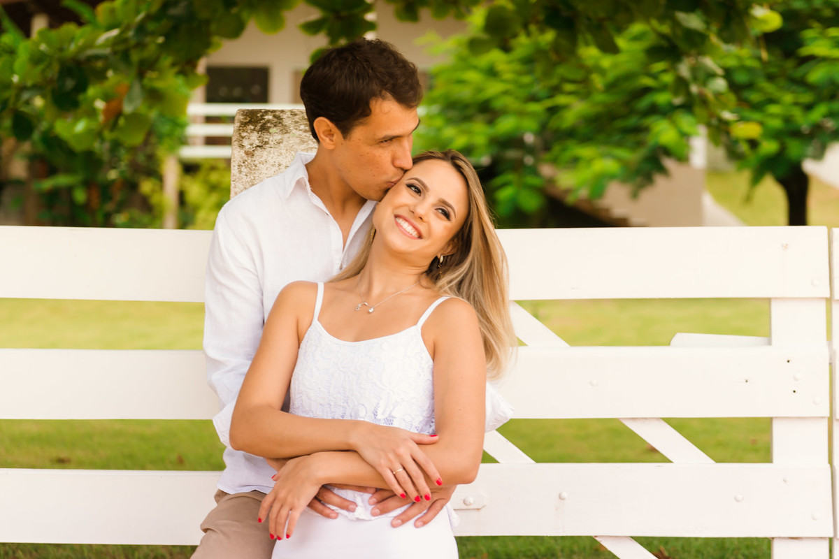 casal abraçados na praia