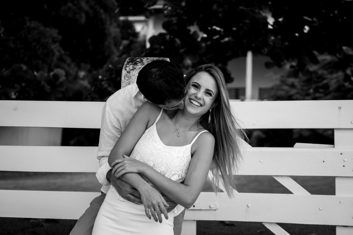 casal abraçados na praia