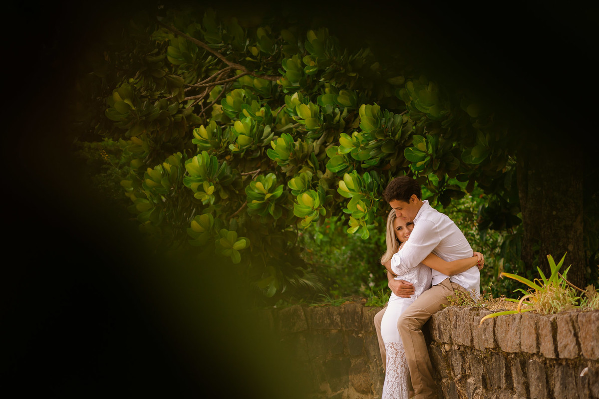casal abraçados na praia