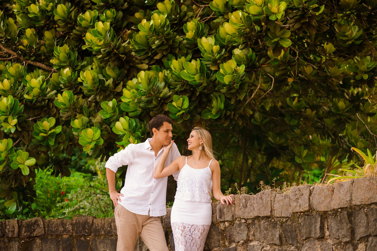 casal abraçados na praia