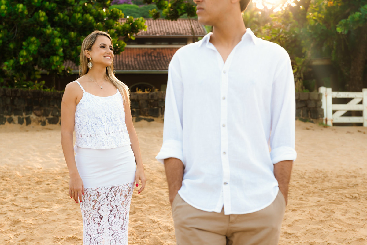 casal com luz do nascer do sol na praia