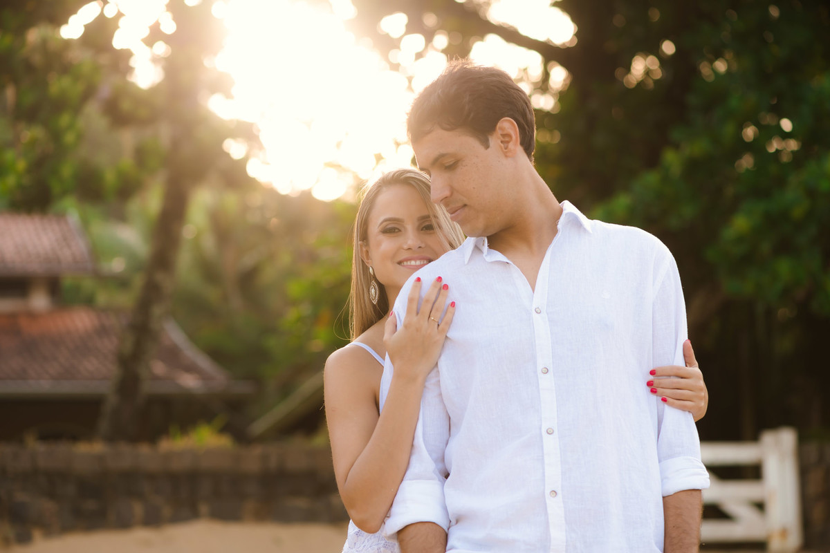 casal com luz do nascer do sol na praia
