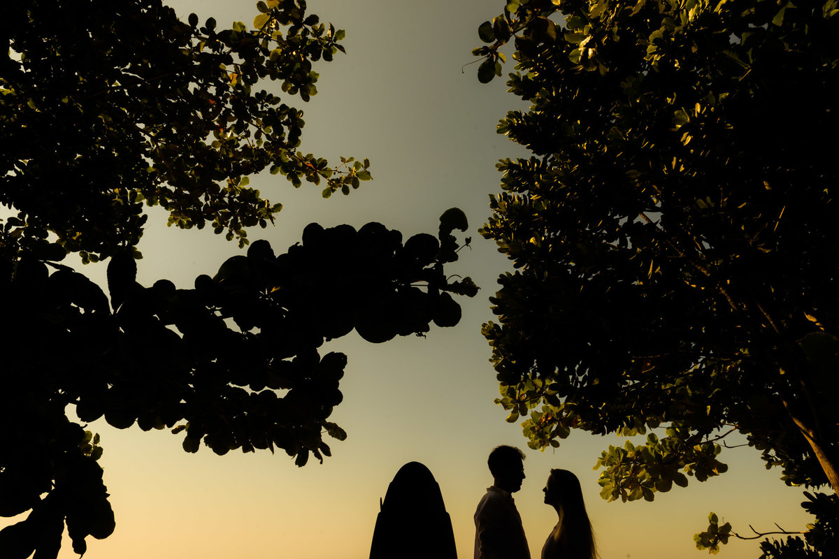 casal com prancha de surf no meio