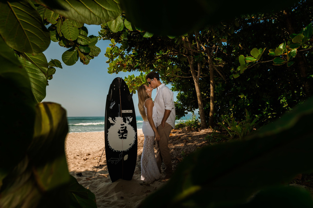 casal juntos com prancha de surf