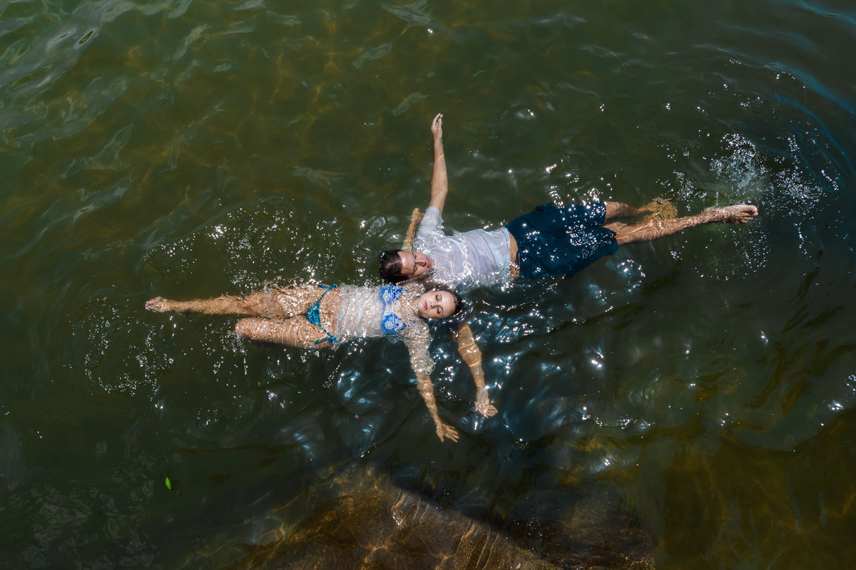 casal boiando no rio juntos