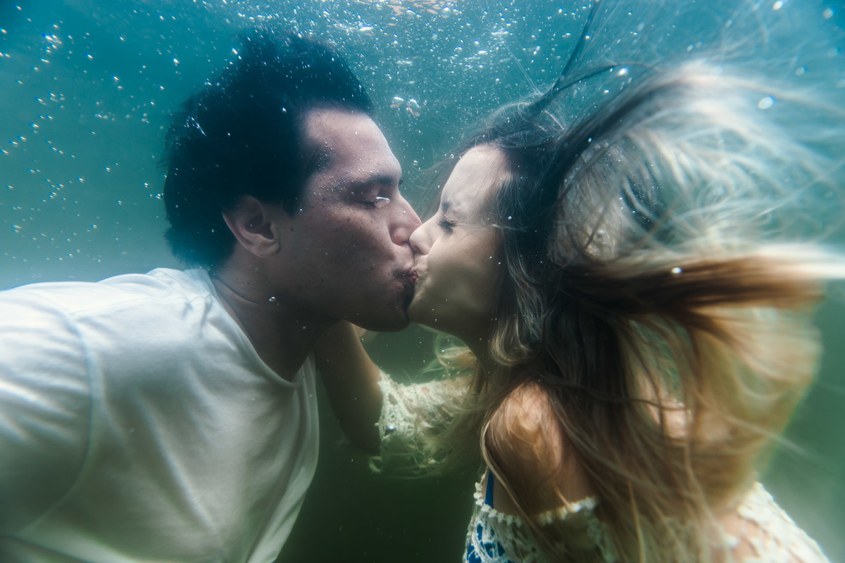casal beijando embaixo d'agua