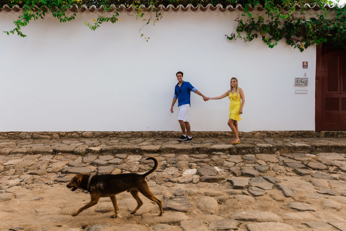 casal caminhando em Paraty