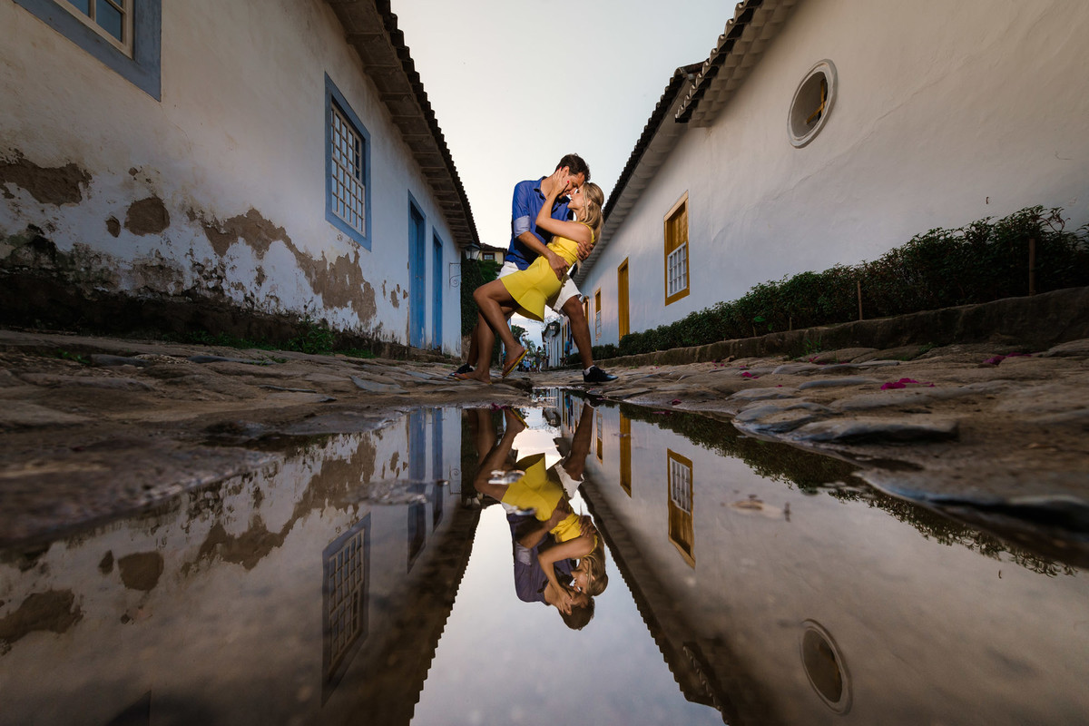 casal com reflexo na agua em Paraty