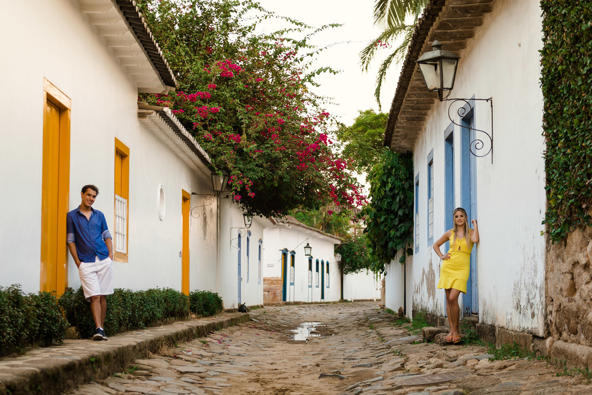casal nas ruas de Paraty