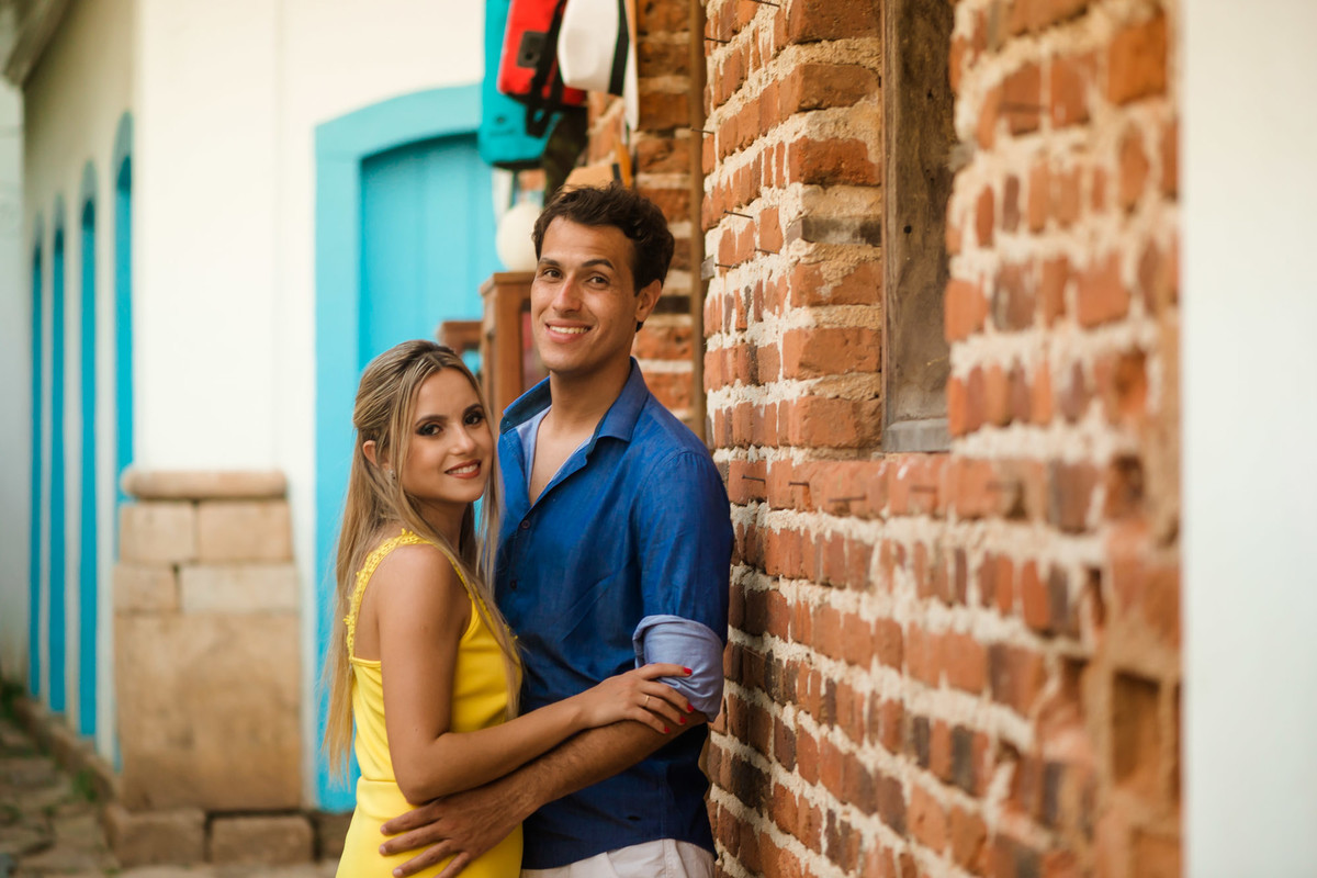 casal abraçados em Paraty