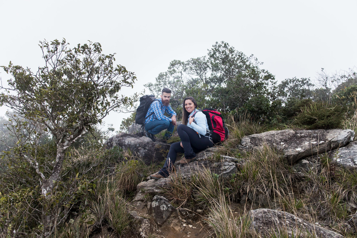 casal com mochila de viagem na Pedra do Baú em Campos do Jordão