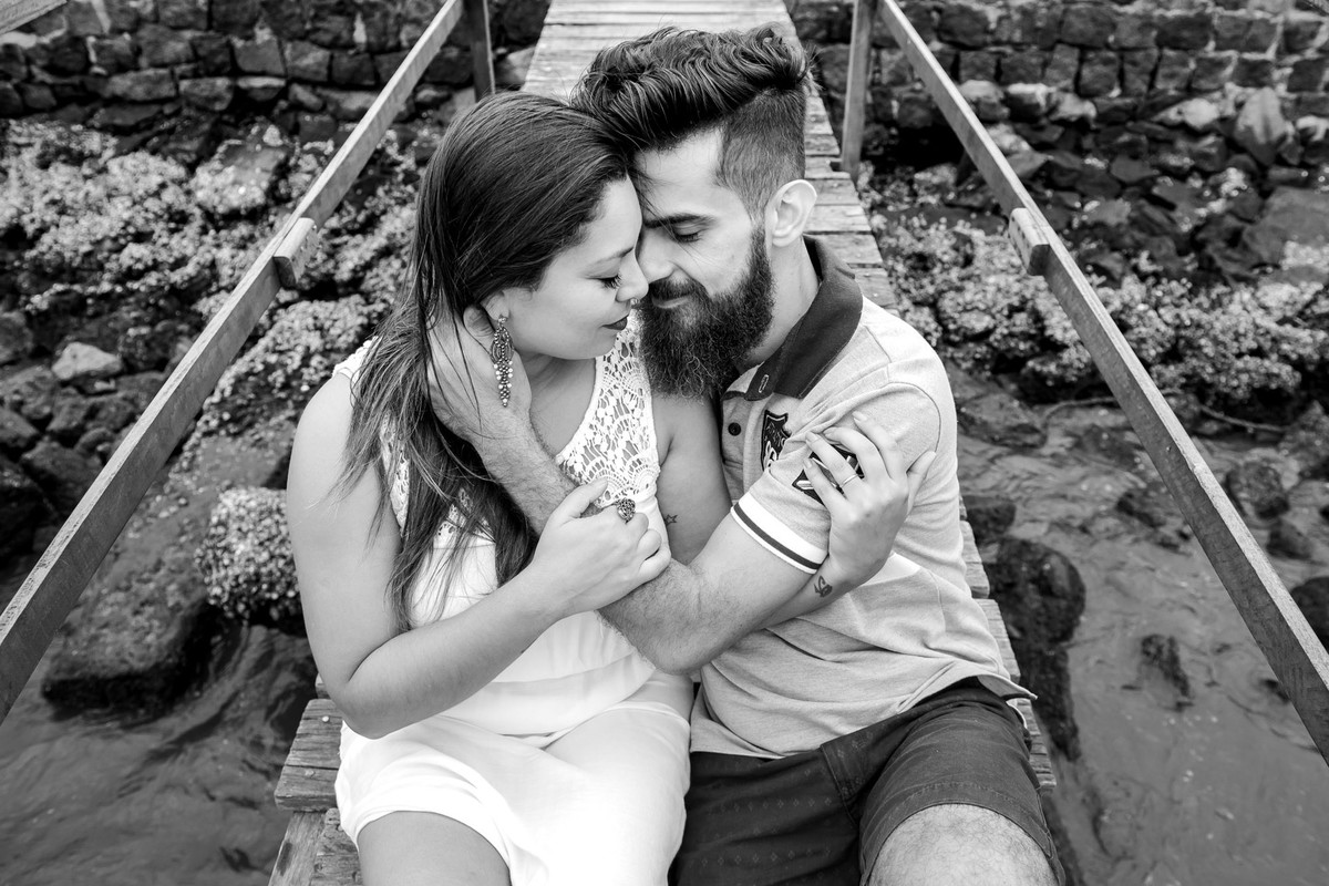 casal abraçados na praia em Ubatuba