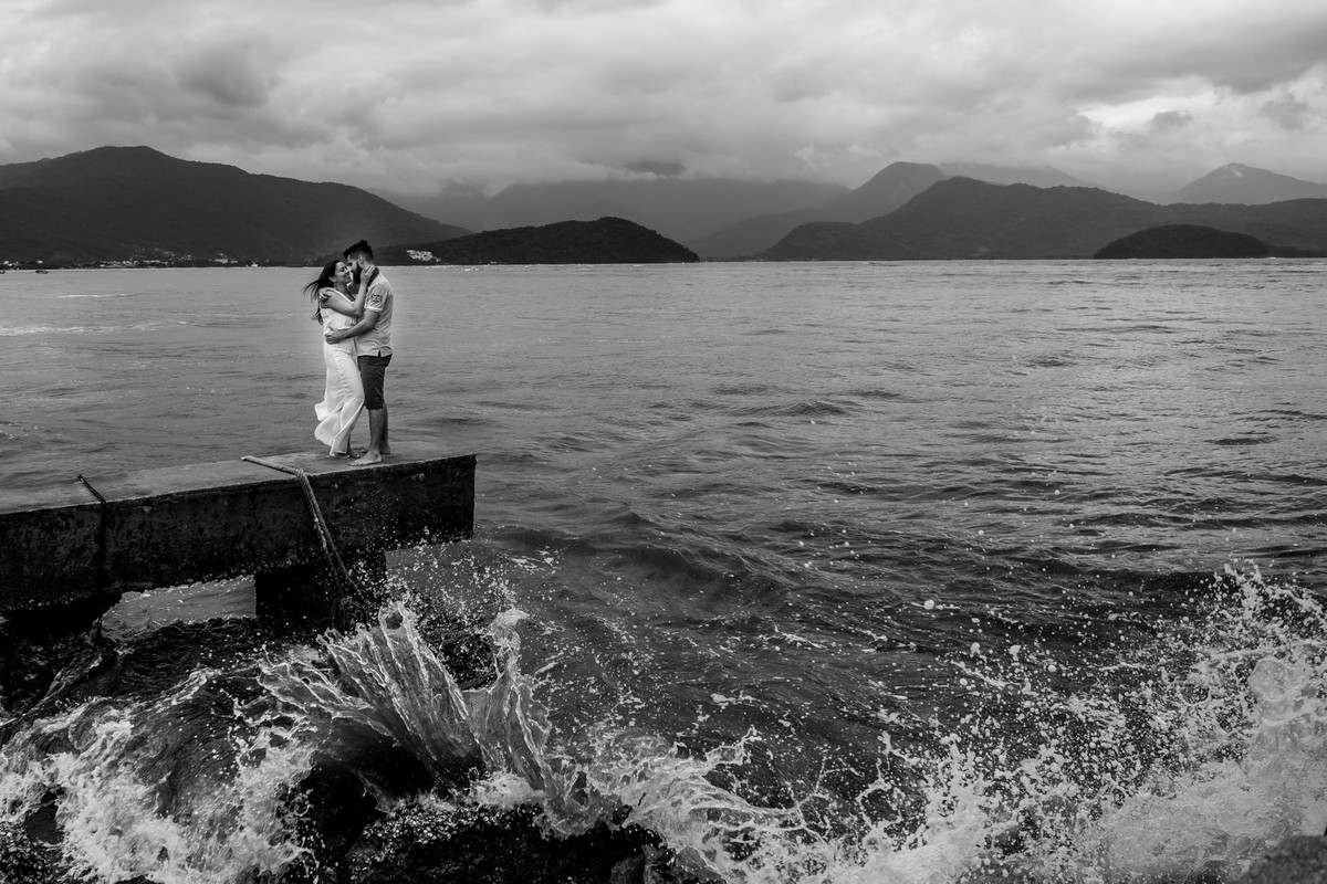 casal abraçados na praia em Ubatuba