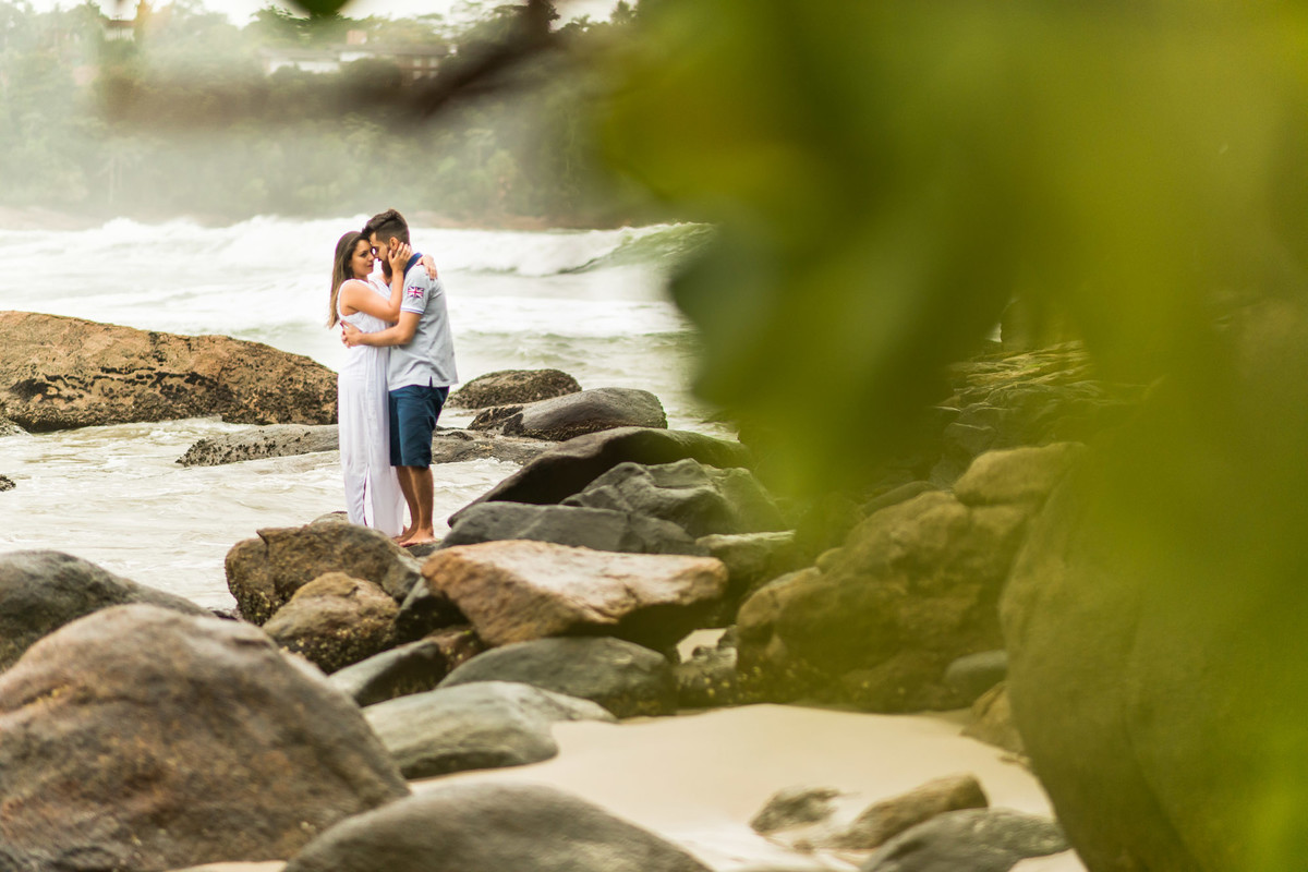 casal abraçados na praia em Ubatuba