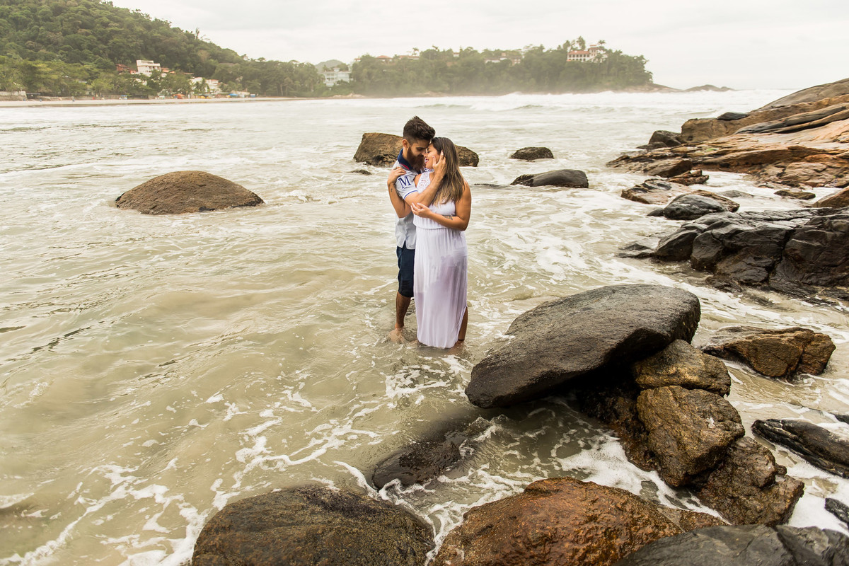 casal abraçados na praia em Ubatuba