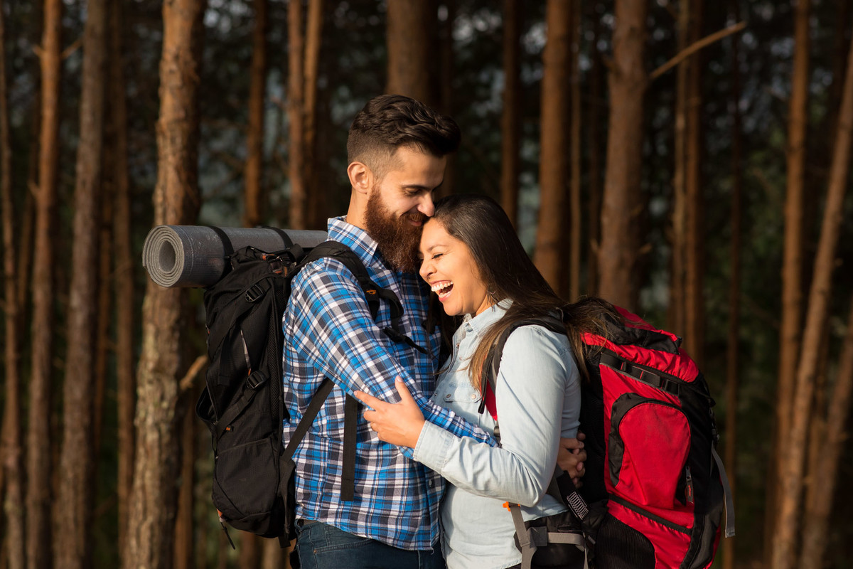 casal abraçado em floresta de eucaliptos em Campos do Jordão