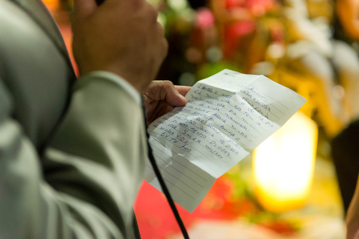 noivo falando seus votos durante a cerimonia no Buffet Mombaça Park