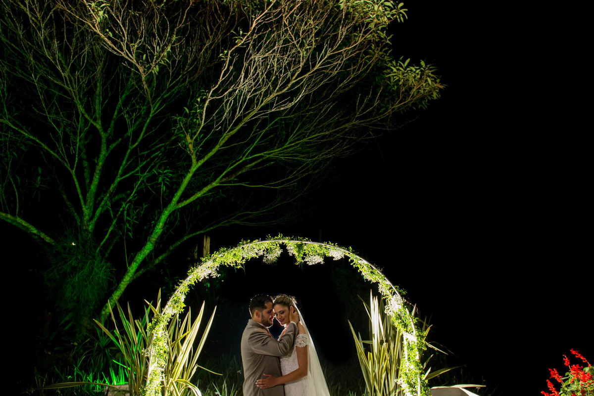noivos abraçados no Buffet Mombaça Park
