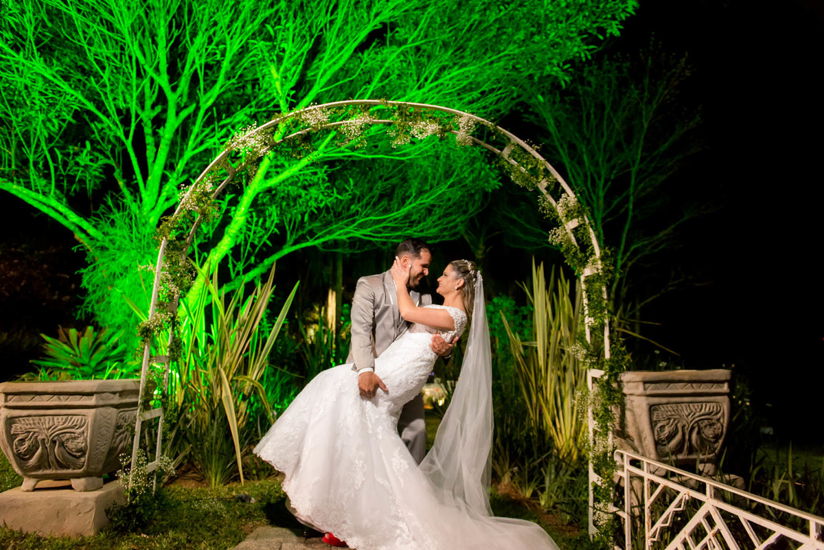 noivos abraçados no Buffet Mombaça Park