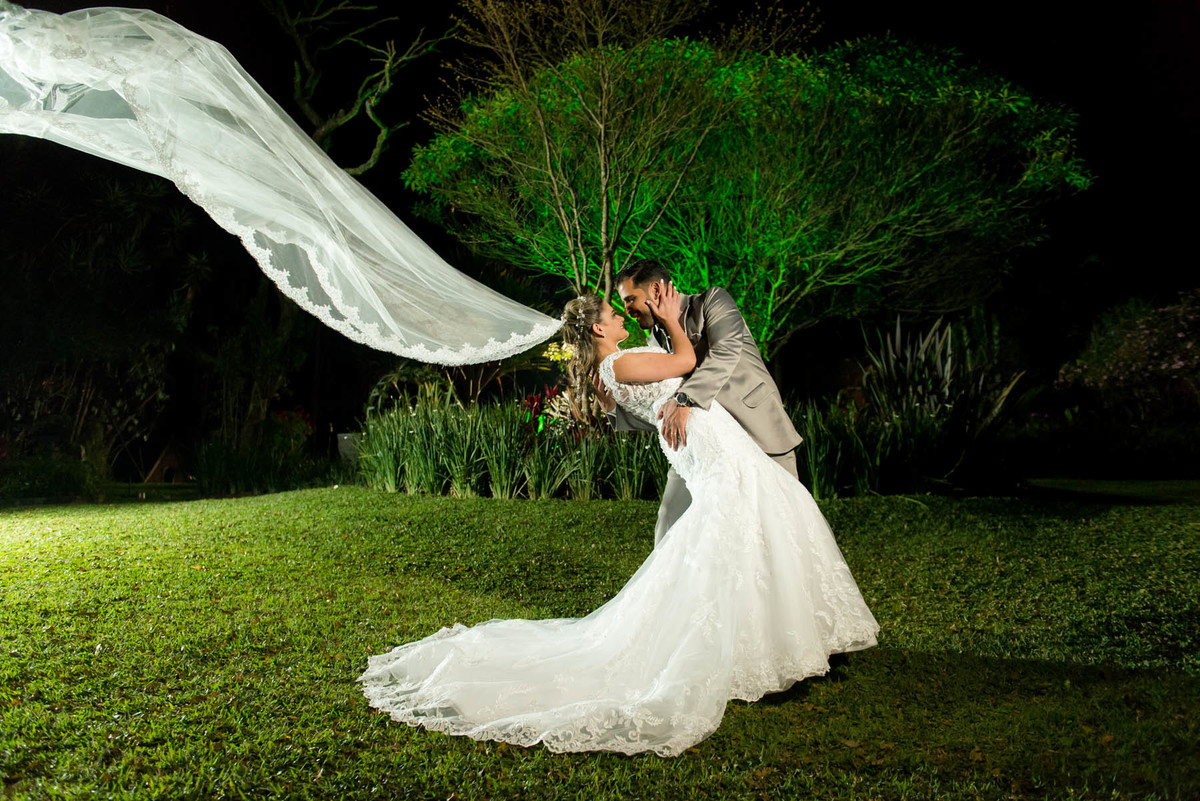 noivos abraçados no Buffet Mombaça Park