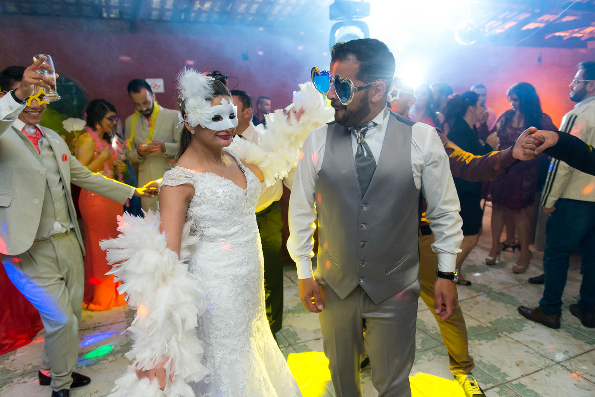 noivos dançando no Buffet Mombaça Park