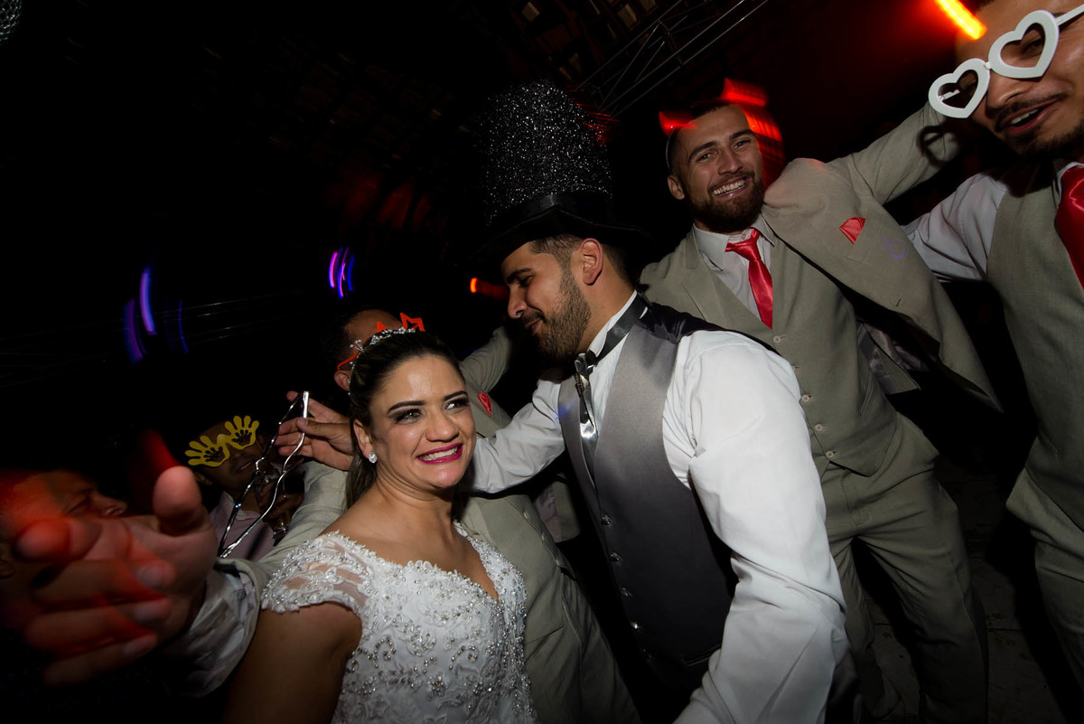 noivos dançando no Buffet Mombaça Park