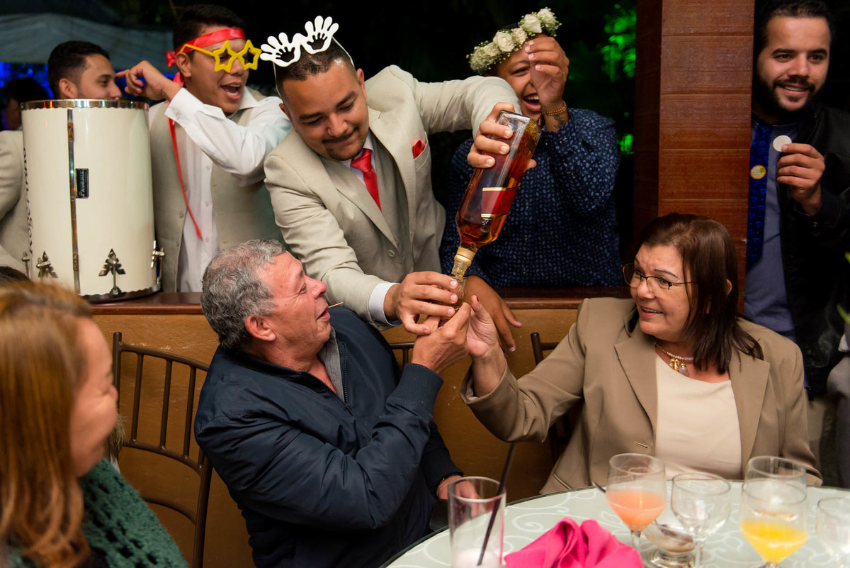gravata durante o casamento com wisky para os convidados no Buffet Mombaça Park