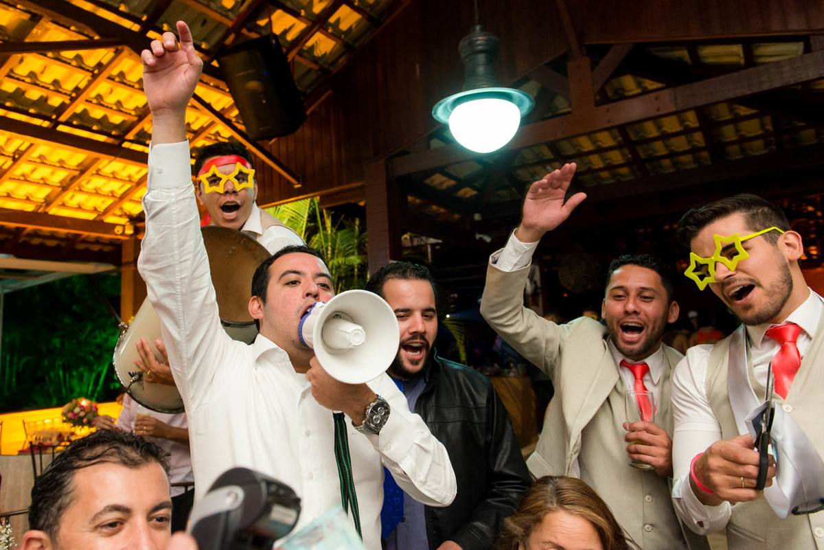gravata durante o casamento com wisky para os convidados no Buffet Mombaça Park