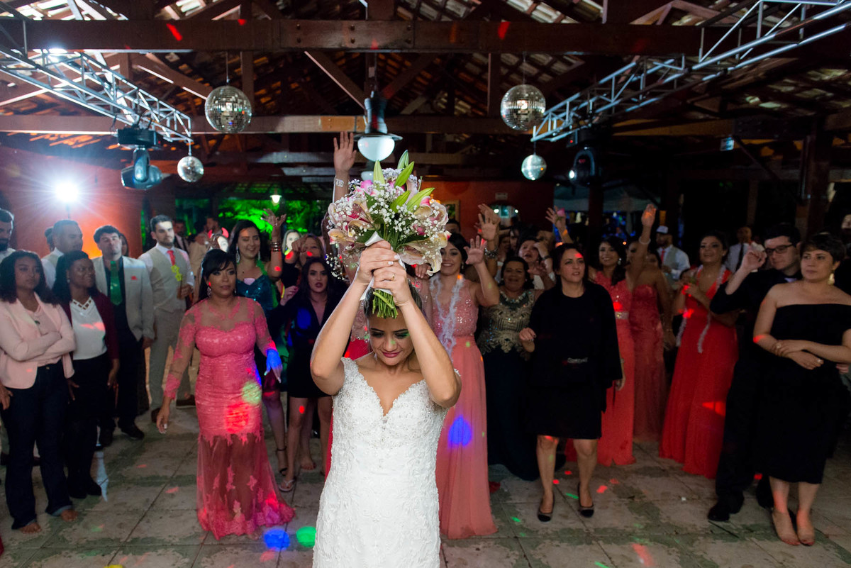 noiva jogando o boquet no Buffet Mombaça Park