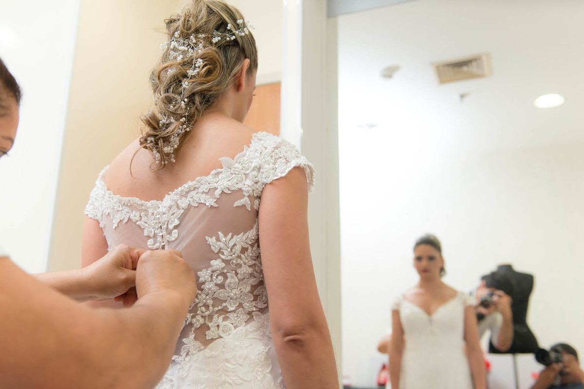 noiva se preparando no salão