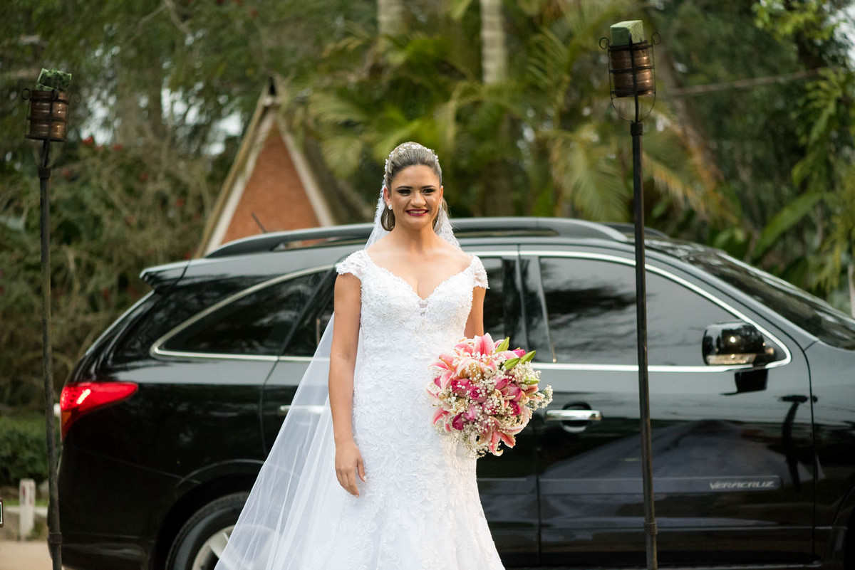 noivo saindo do carro no Buffet Mombaça Park