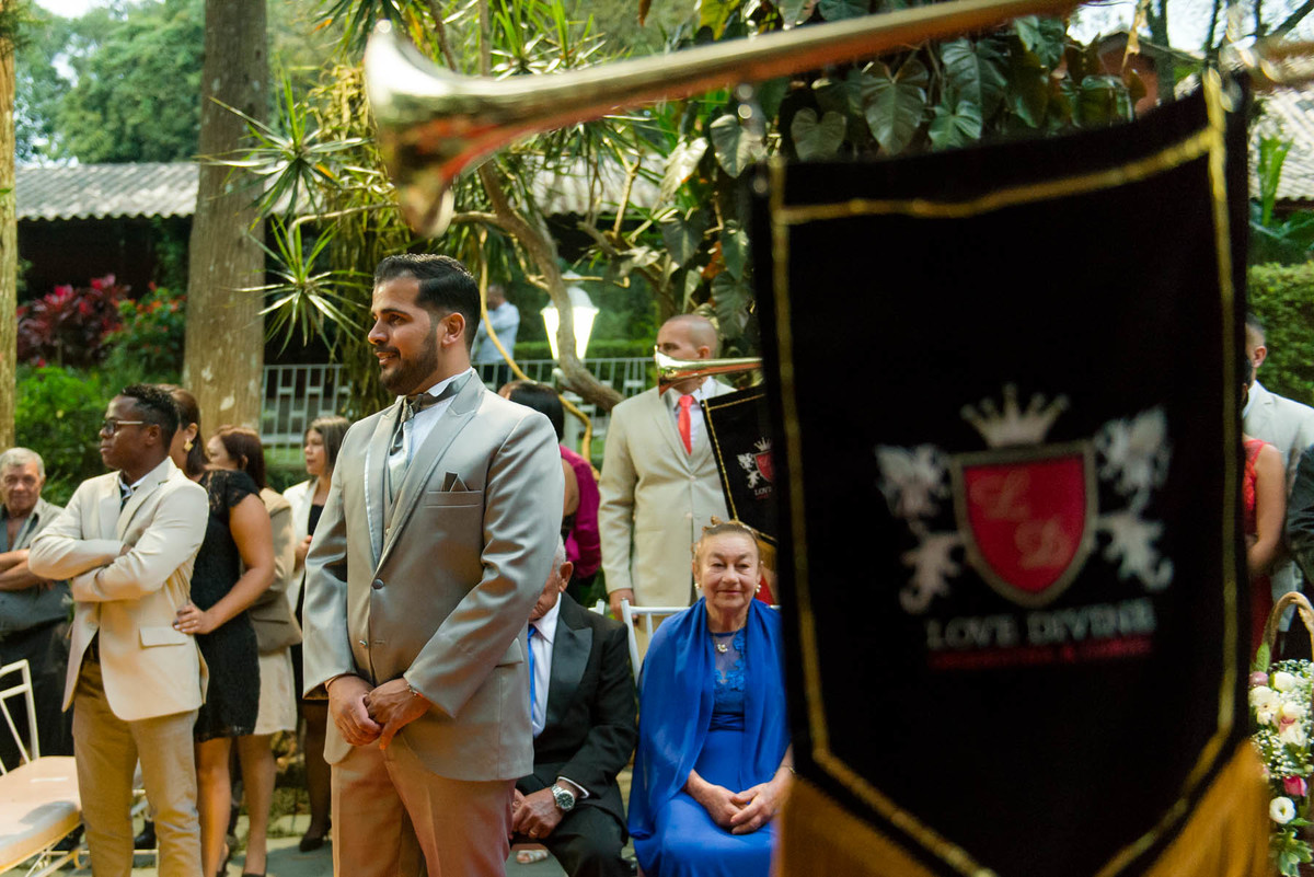 noivo no altar no Buffet Mombaça Park