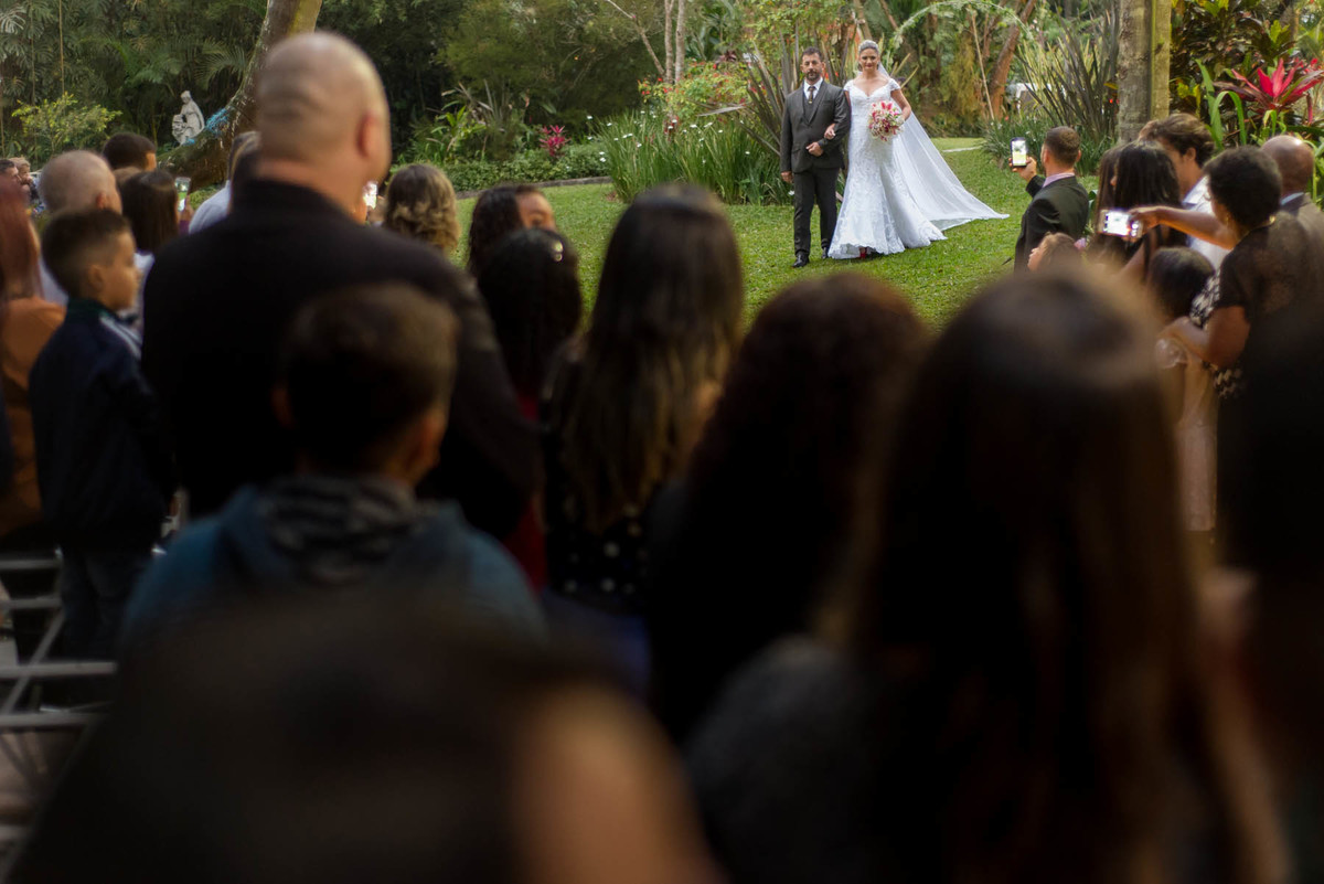noiva a caminho do altar no Buffet Mombaça Park