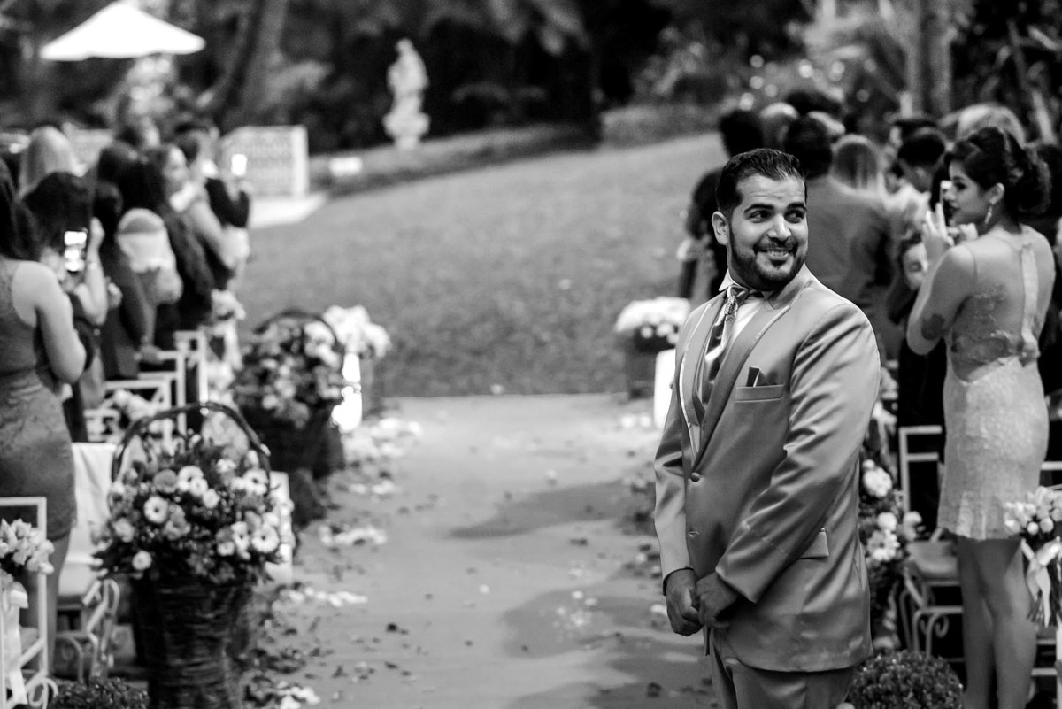 noivo esperando ansioso no Buffet Mombaça Park