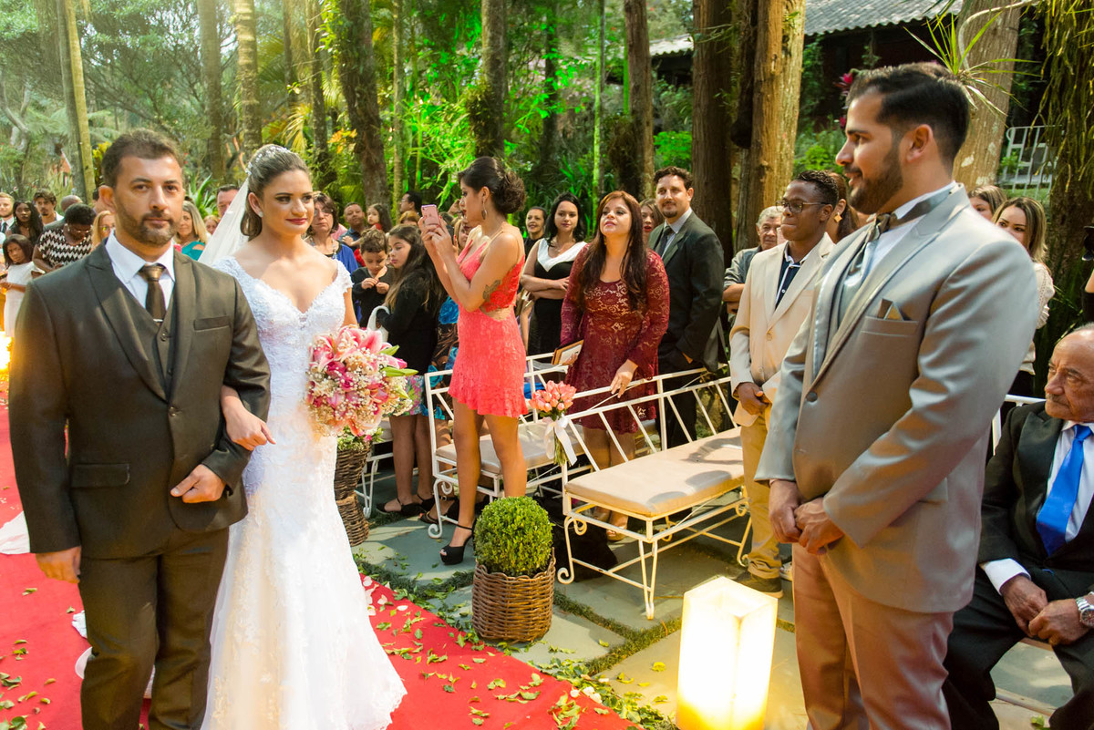 noiva a caminho do altar no Buffet Mombaça Park