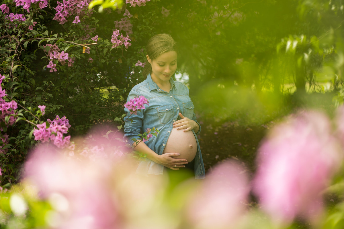 gestante entre flores ensaio no parque do Ibirapuera são paulo