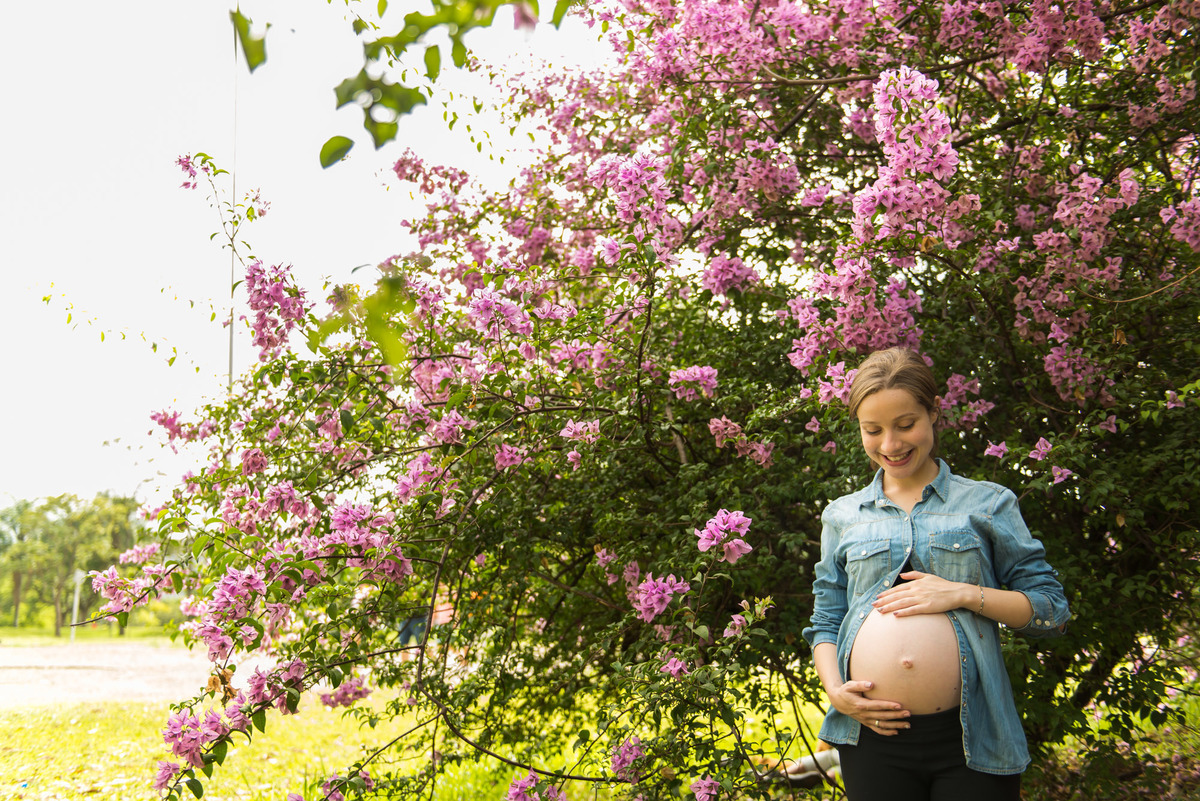 gestante entre flores ensaio no parque do Ibirapuera são paulo