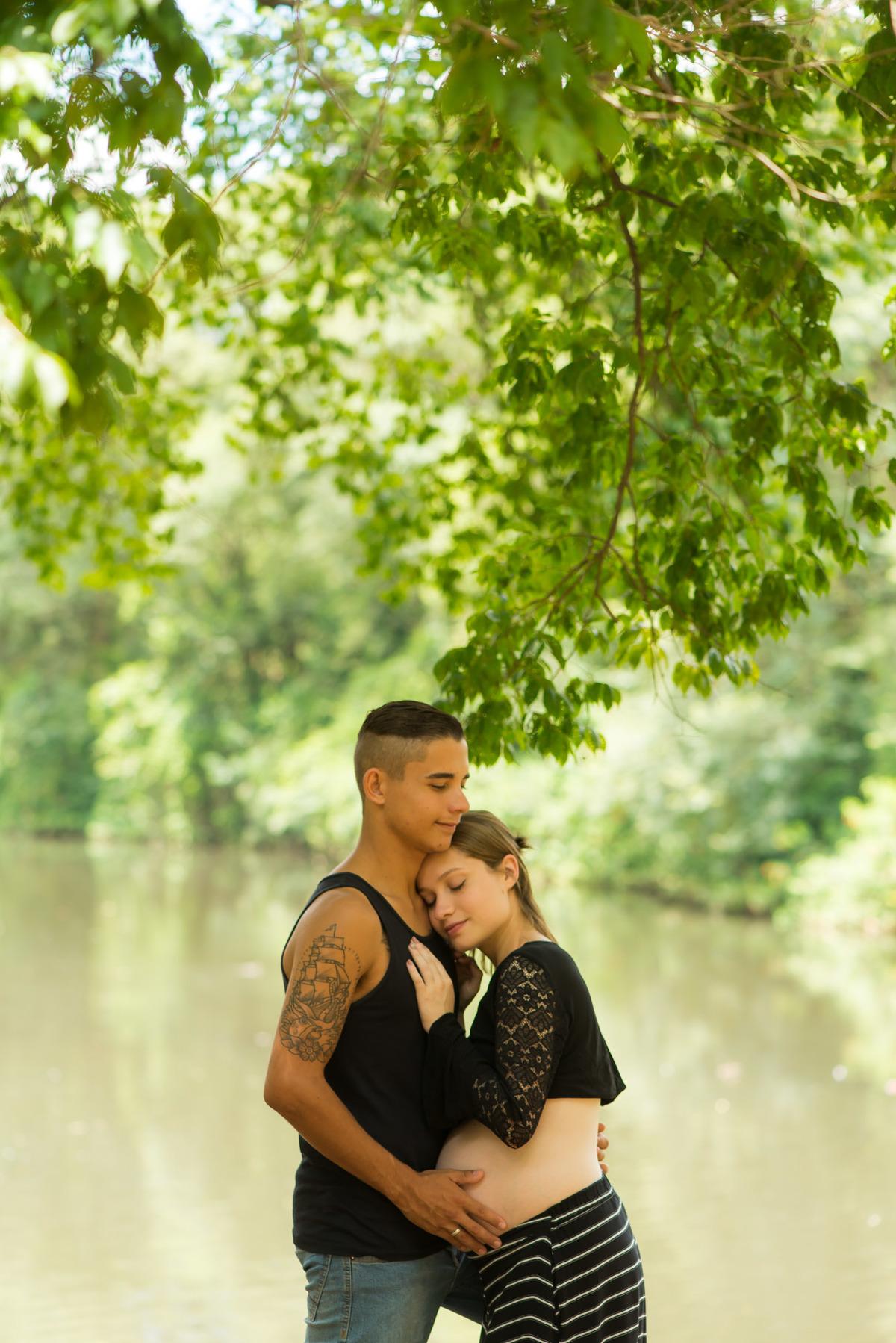 casal gestante abraçados ensaio no parque do Ibirapuera são paulo