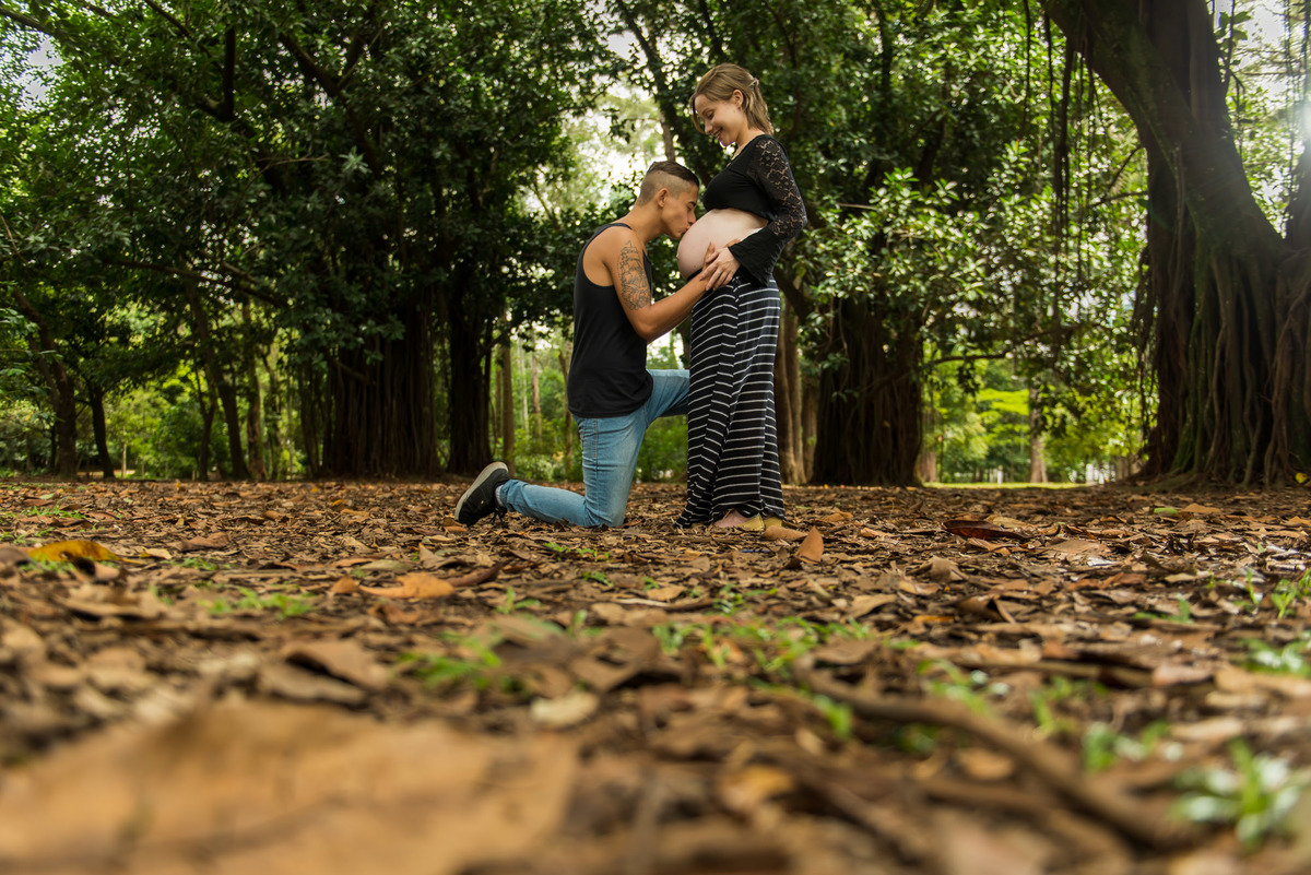 casal gestante pai beijando a barriga ensaio no parque do Ibirapuera são paulo